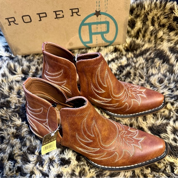 Beautiful 🤩 Roper Women’s Ava-Tan Western ankle Boots with Intricate Stitching - Picture 1 of 14